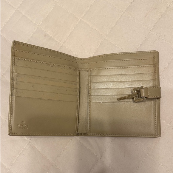 Gucci Beige Leather Wallet with Gold Accent - Picture 2 of 2